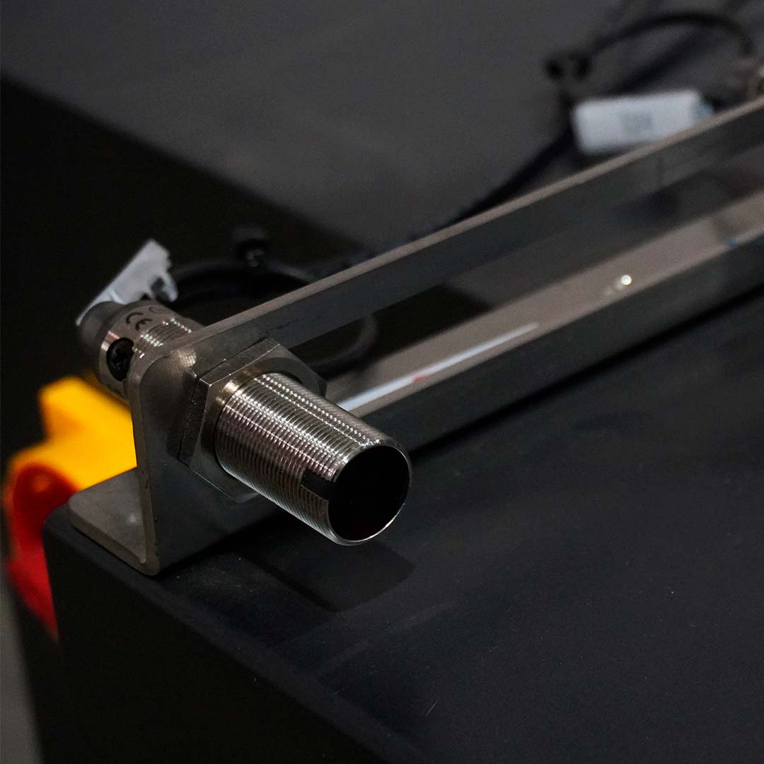 Close do sensor de detecção de caixa da SPI-8560B para acionamento automático do ciclo