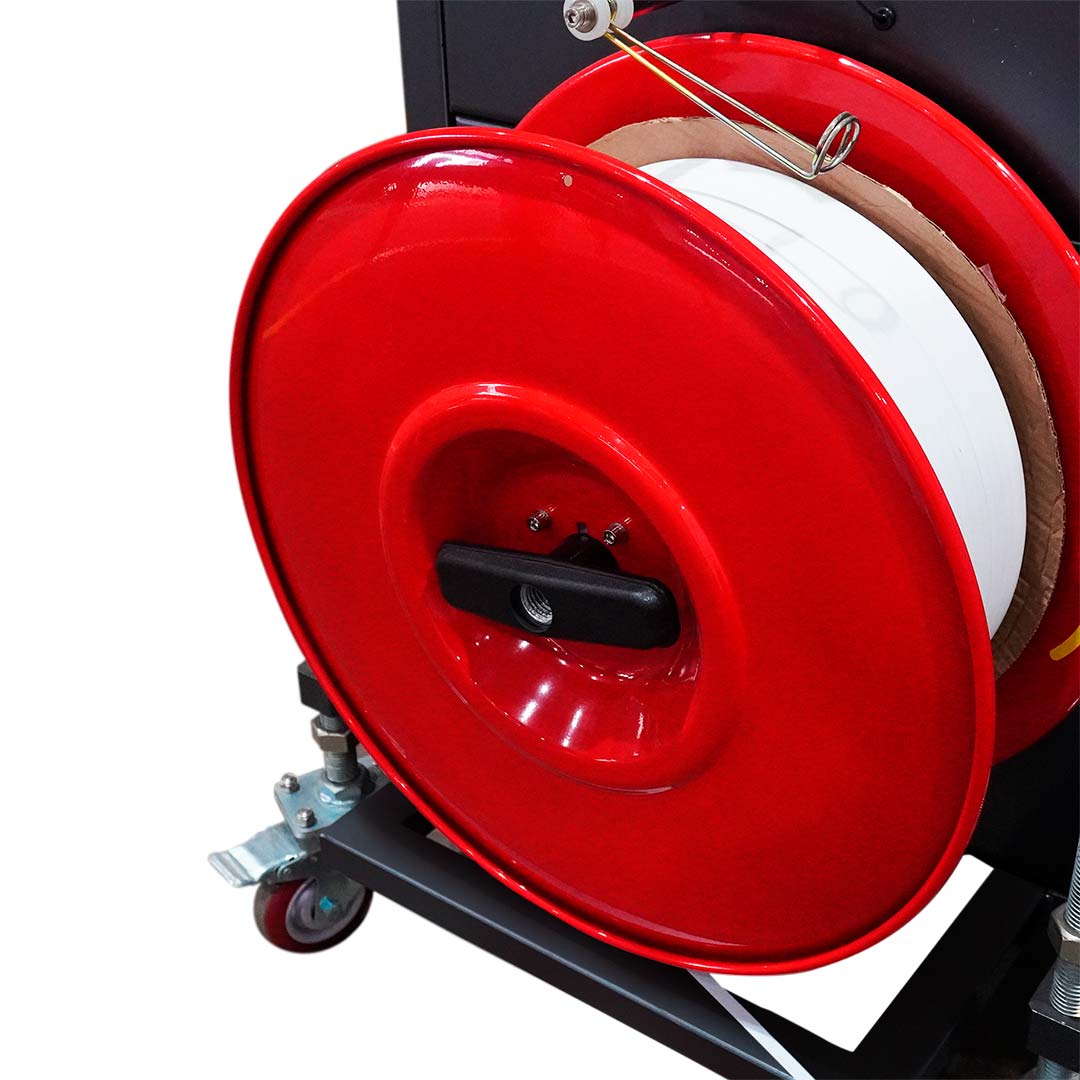 Close da bobina de fita PP montada no suporte vermelho lateral da SPI-8560B