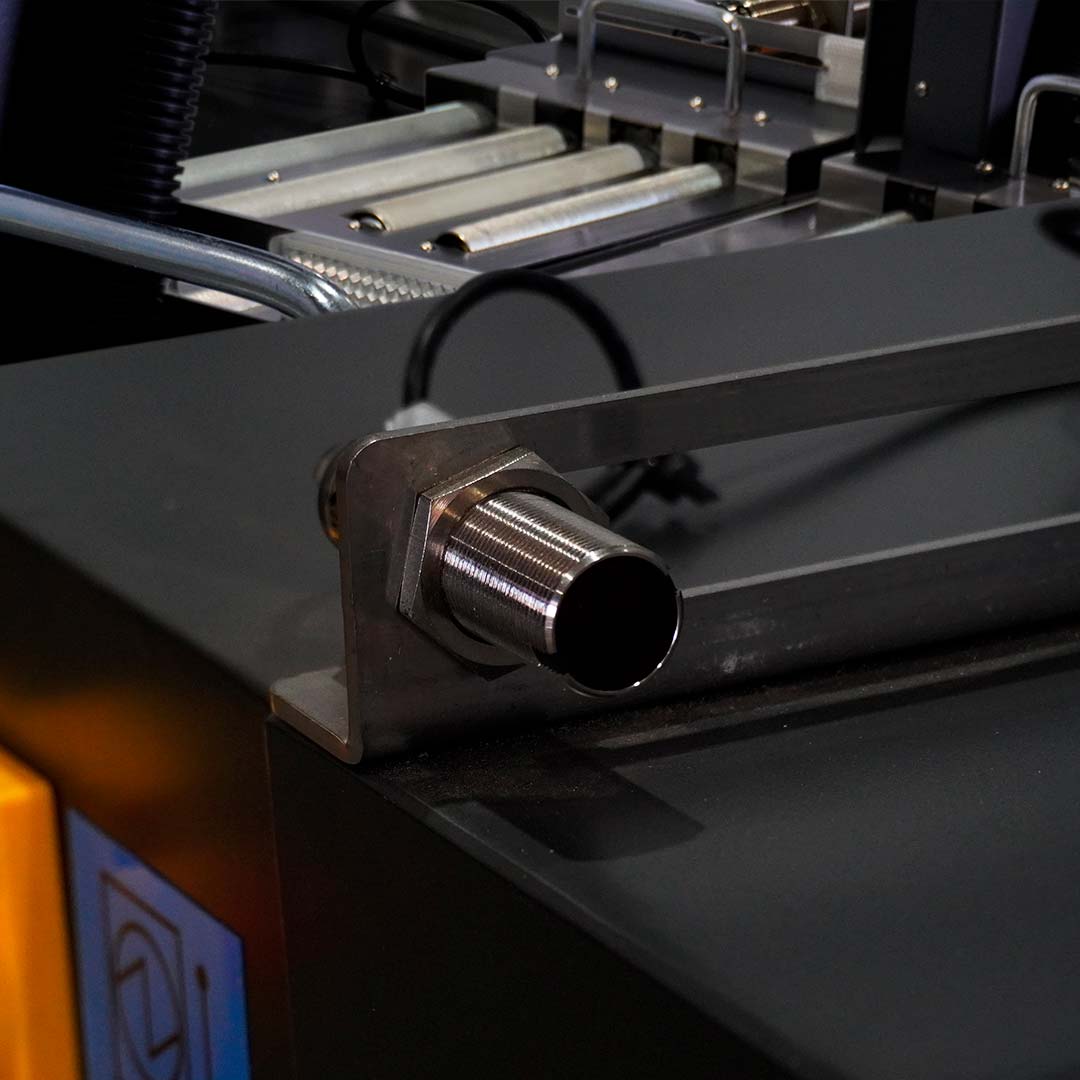 Close-up do sensor indutivo de acionamento automático do ciclo da SPI-8560R
