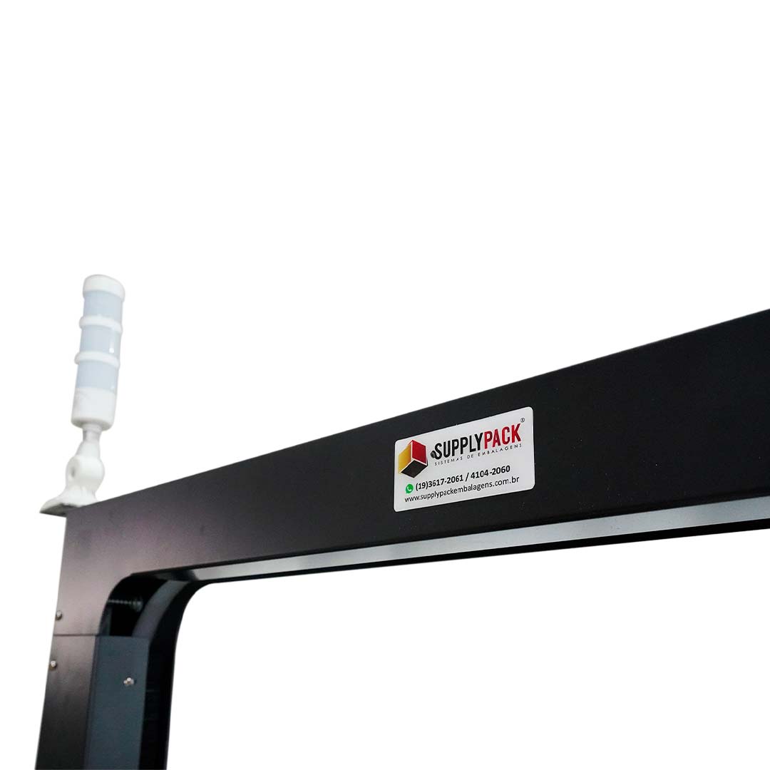 Detalhe do arco superior da SPI-8560B com torre sonora/visual e etiqueta Supplypack