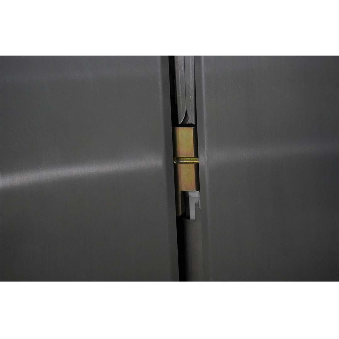 Detalhe da fenda de passagem e mecanismo de selagem por lâmina quente