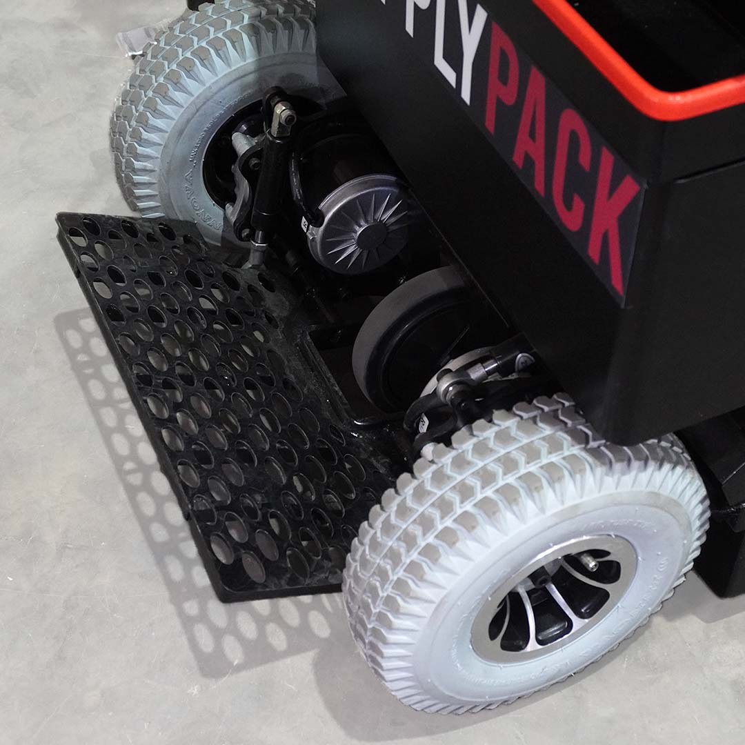 Detalhe das rodas tracionadoras e estribo do operador da SPG-800A