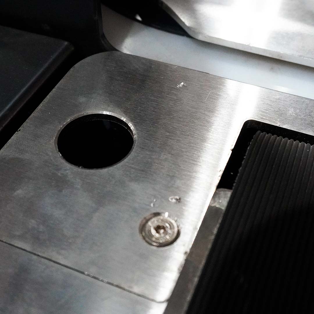 Close do bloco de selagem em inox escovado com passagem de fita da SPI-8560B