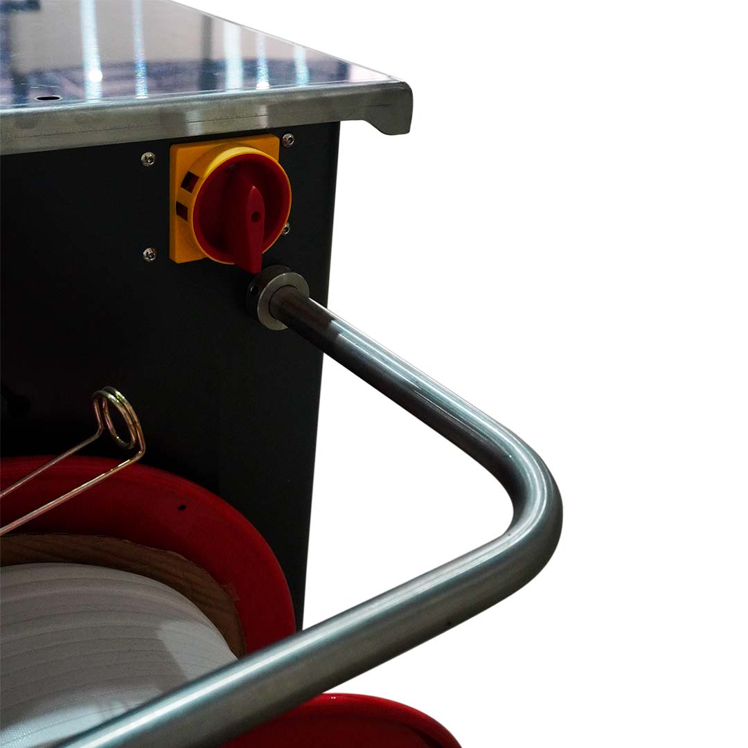 Detalhe da chave geral liga/desliga e alça de movimentação em inox da SPI-8560X